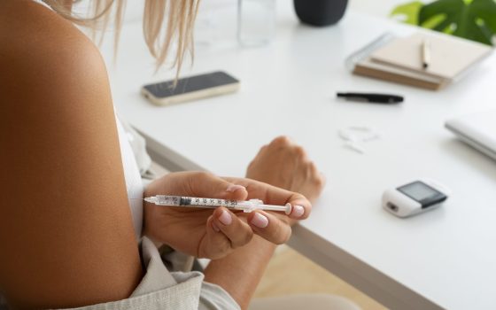 women checking her glucose levels