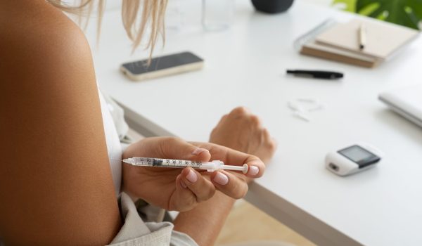 women checking her glucose levels