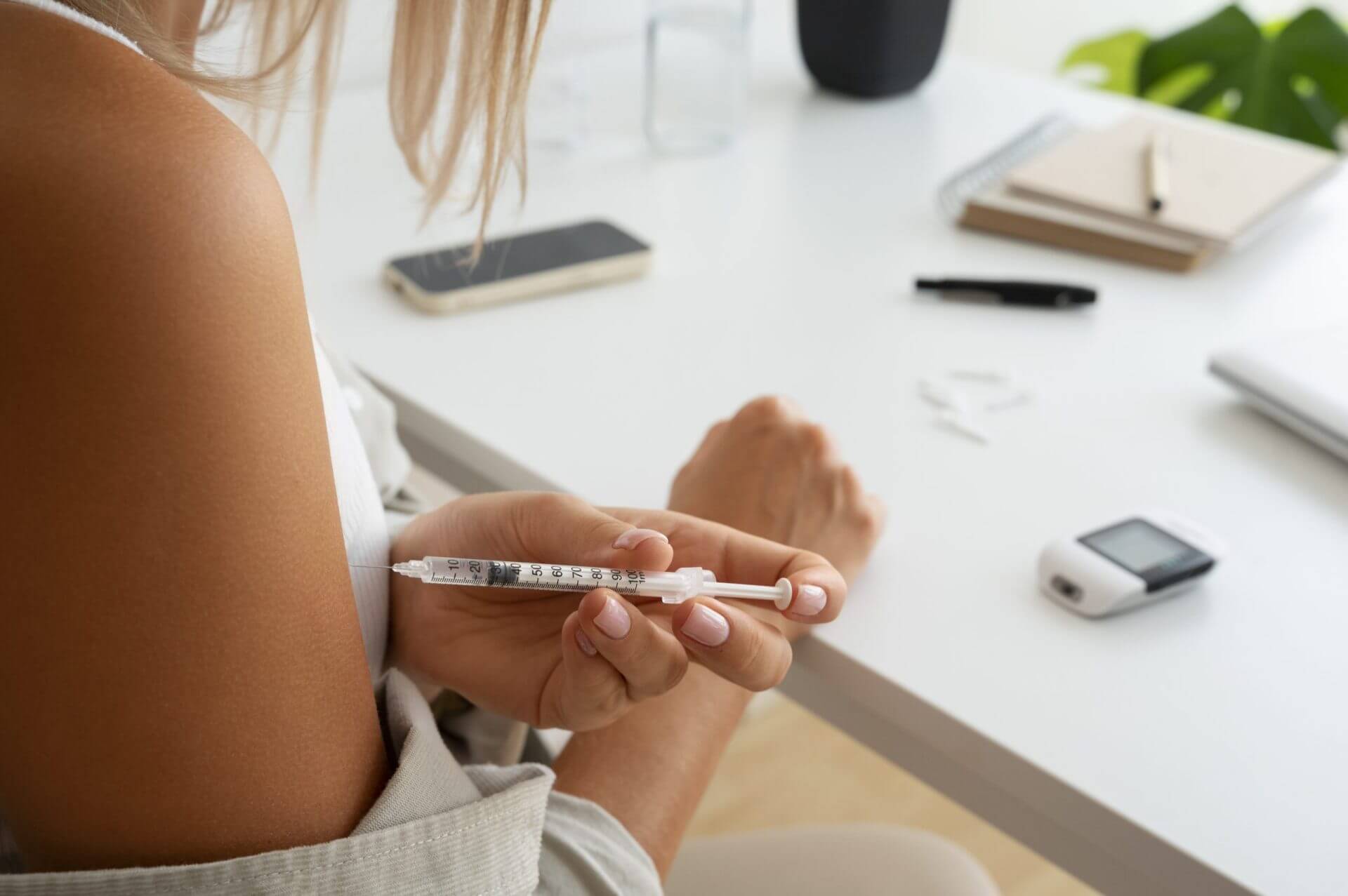 women checking her glucose levels